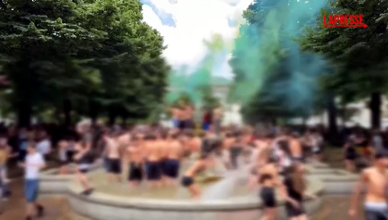Milano, studenti festeggiano la fine della scuo...