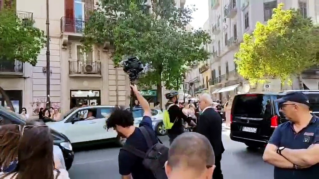 Palermo, arrivano i van di Dua Lipa e dei suoi invitati