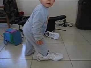 noa met les chaussures de papa