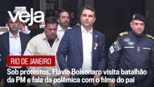 Sob protestos, Flávio Bolsonaro visita batalhão da PM no Rio e fala da polêmica com o filme do pai