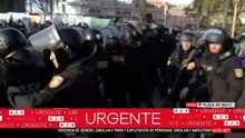 Manifestantes se enfrentaron con la Policía luego de que les quisieran requisar las mochilas