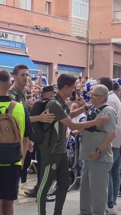 Lamentable recibimiento al Real Madrid Castilla en su llegada a Sabadell: insultos homófobos, lanzamiento de objetos...