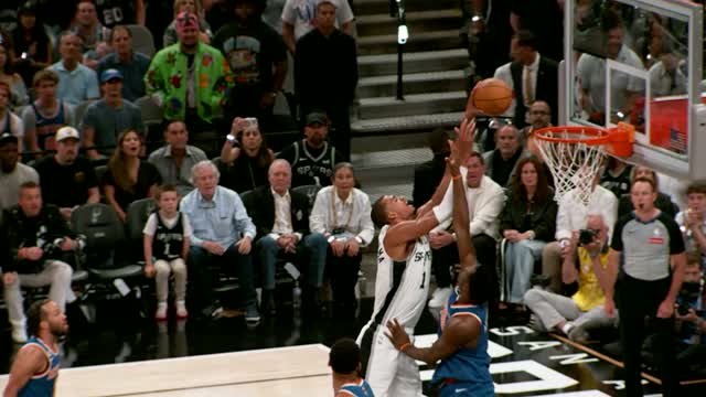 Wembanyama takes flight for huge slam on the Knicks