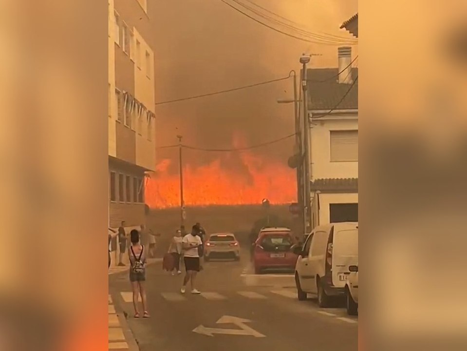 War es Brandstiftung? Flammenwalze rollt durch spanischen Ferienort
