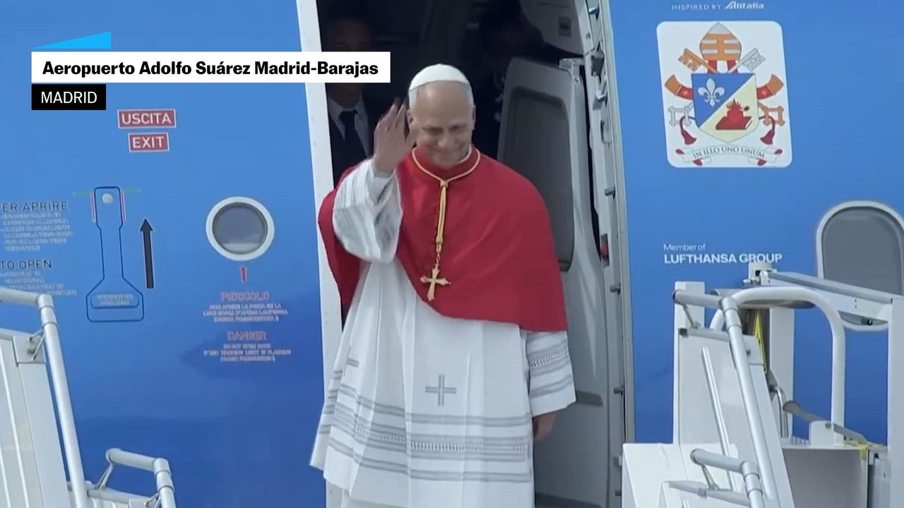 Los Reyes reciben al Papa y un grupo de niños le saludan en el aeropuerto