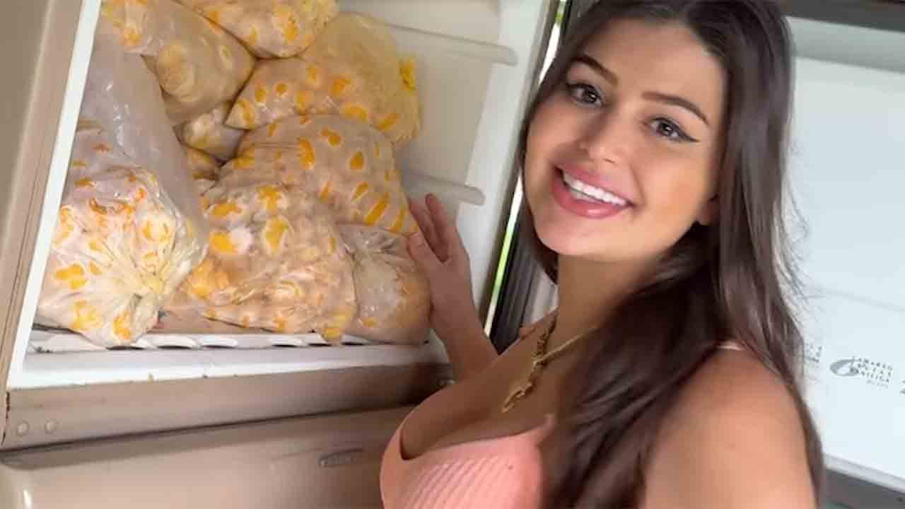 Zangeres Cintia Souza toont een Goiaanse traktatie met pequi en varkensvlees in een keukenvideo