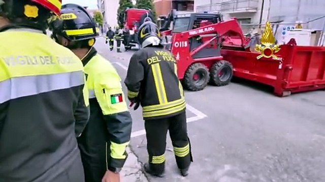 Palazzina crolla dopo l'esplosione: un morto, si cerca donna di 91 anni tra le macerie - IL VIDEO