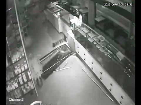 L'auto come ariete, il blitz nel negozio: ecco il furto ripreso dalle telecamere
