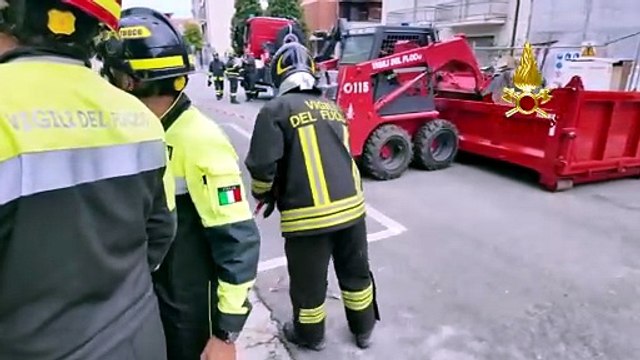 Palazzina crolla dopo esplosione: un morto, si cerca una donna di 91 anni tra le macerie - IL VIDEO