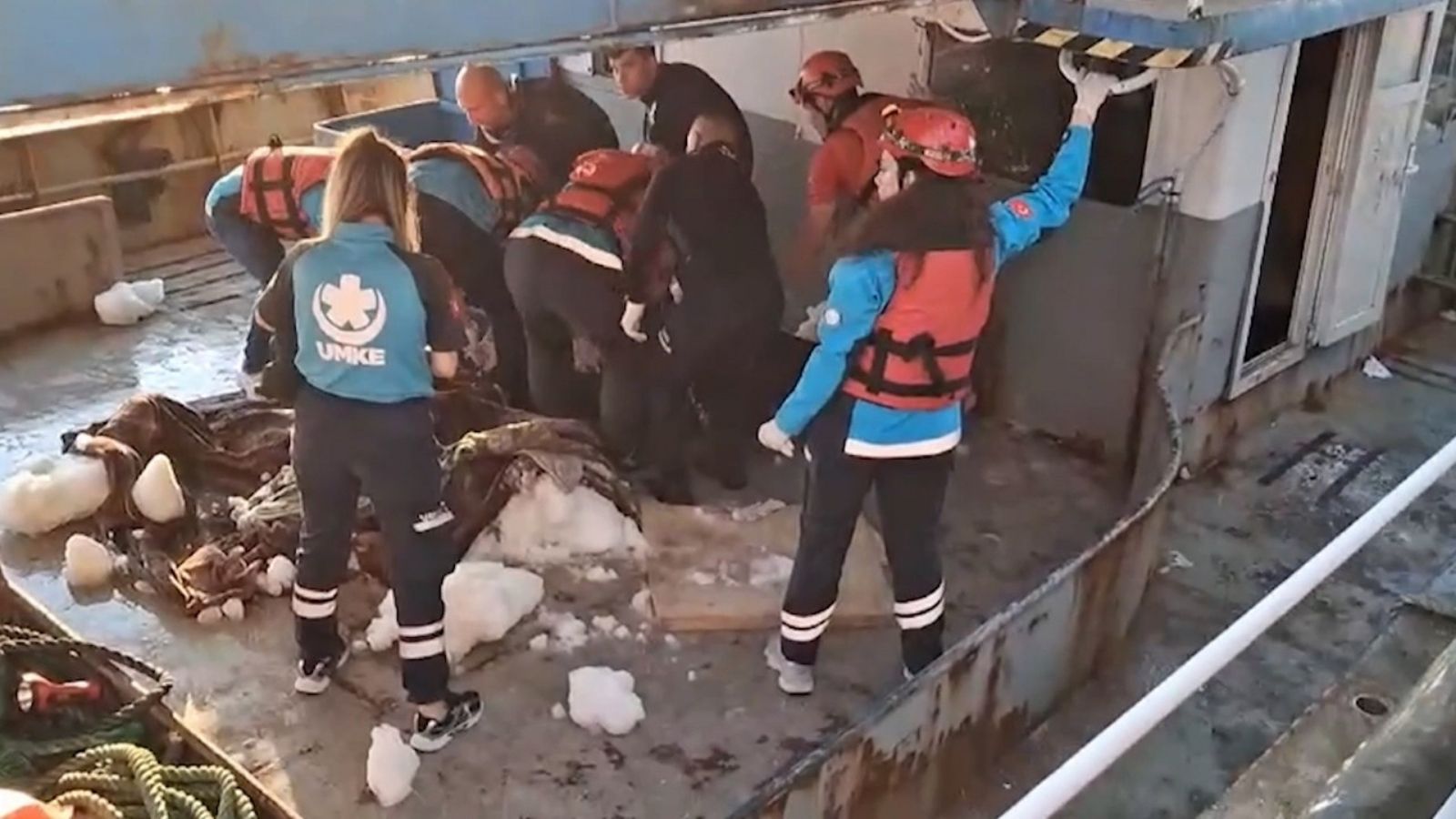 Karadeniz'de saldırıya uğrayan balıkçı teknesinden tahliye anları kamerada