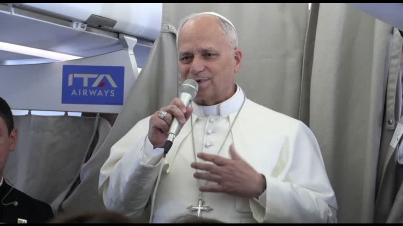 Il Papa in aereo: in Spagna porto il messaggio dell'amore di Dio