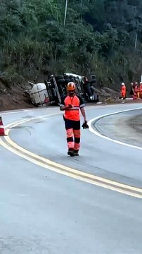 Carreta com combustível tomba e interdita BR-381 em MG