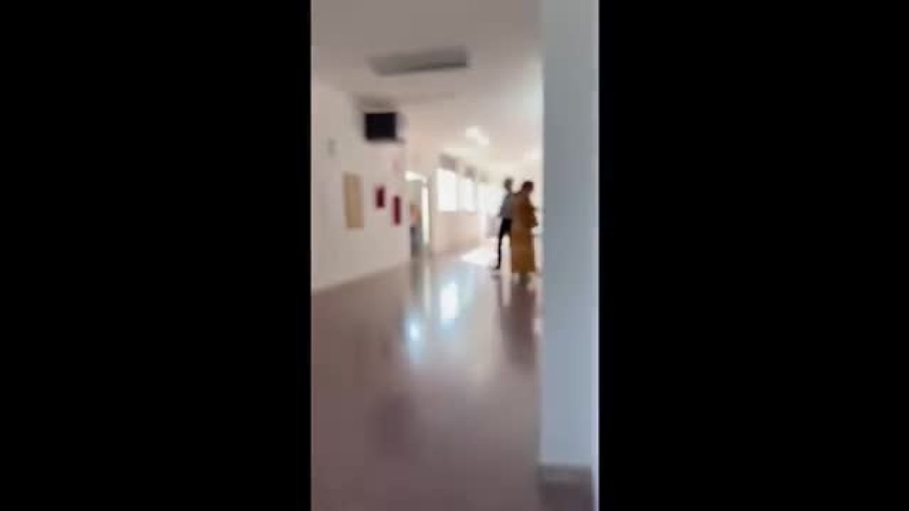 Bari, il tributo degli studenti al prof che va in pensione: «Oh capitano, mio capitano!». E il video spopola