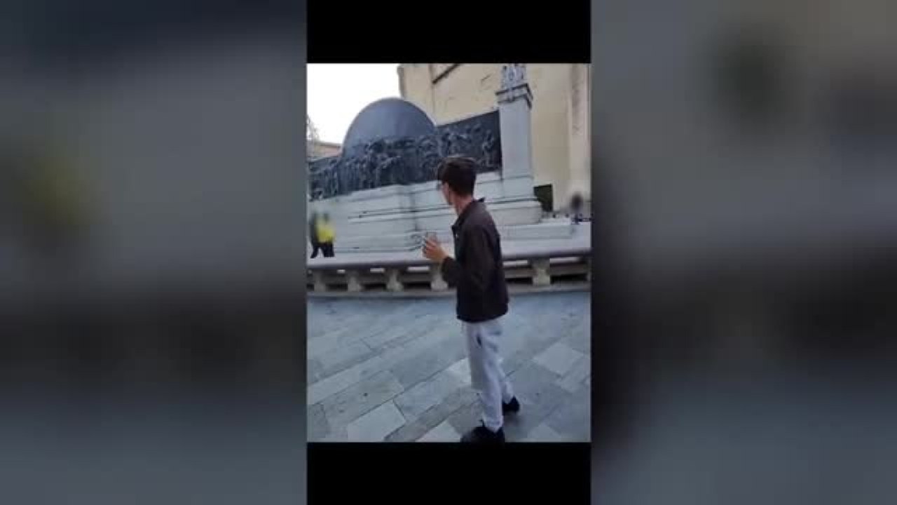 Il video dell'aggressione all'influencer leghista: prima urla «Scimmia», la fuga con il cameraman tra le strade di Parma e il pestaggio