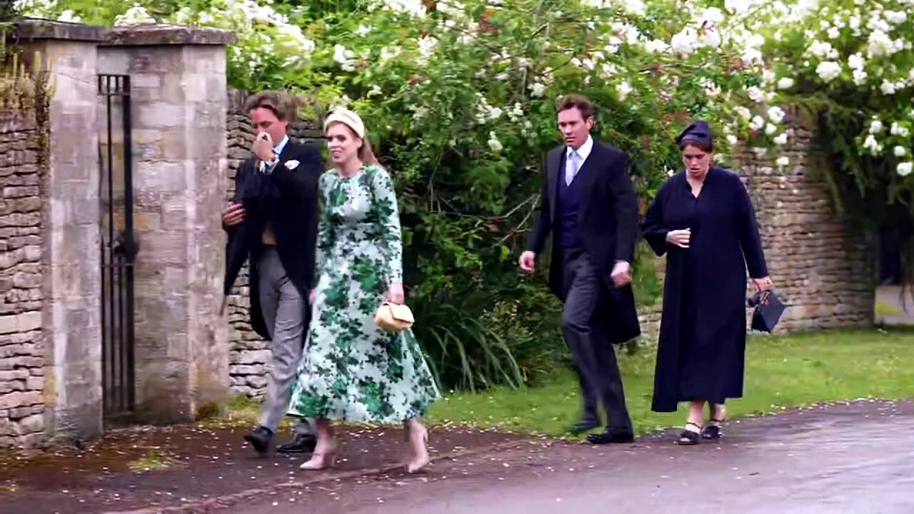 Beatrice and Eugenie arrive for wedding