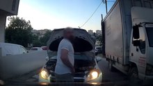 İstanbul’da 'Aracım arıza yaptı' dedi yol vermedi; sürücülerin tartışması kamerada