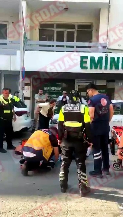 İzmit'te paket yolunda kaza! Araç kapısına çarpan motokurye hastaneye kaldırıldı