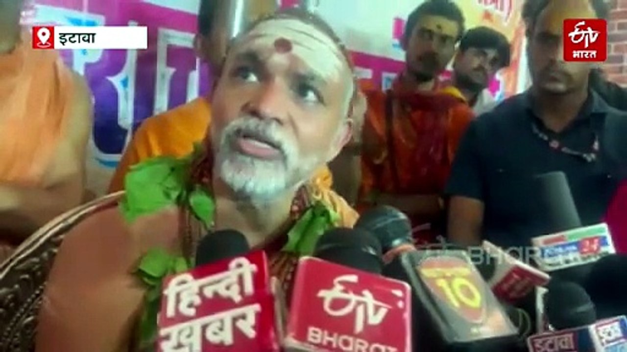 सैफई में शंकराचार्य स्वामी अविमुक्तेश्वरानंद का डिंपल और शिवपाल यादव ने किया स्वागत, गाय को राष्ट्रमाता बनाने की मांग