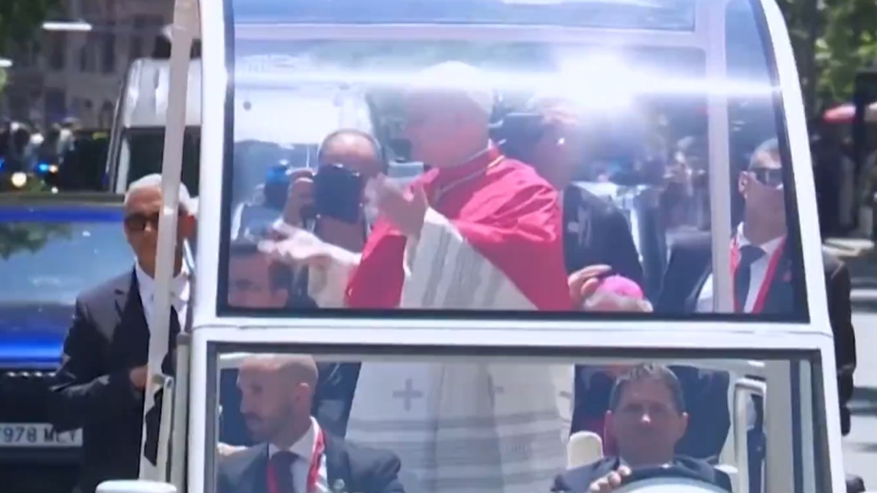 Papa León XIV hizo el viral gesto del 'six-seven' durante su visita a Madrid