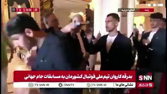 İran Milli Takımı futbolcuları Dünya Kupası yolculuğu öncesi Kur’an-ı Kerim’i öptü