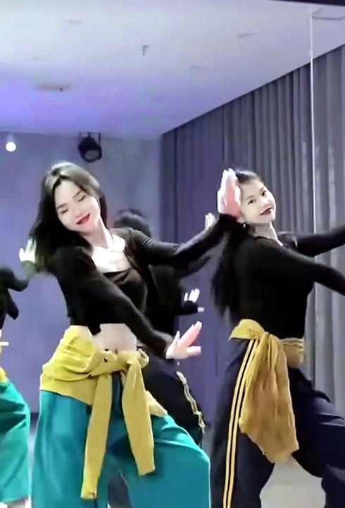 Asian Girls Dance to the Beat | Beautiful Dance Performance