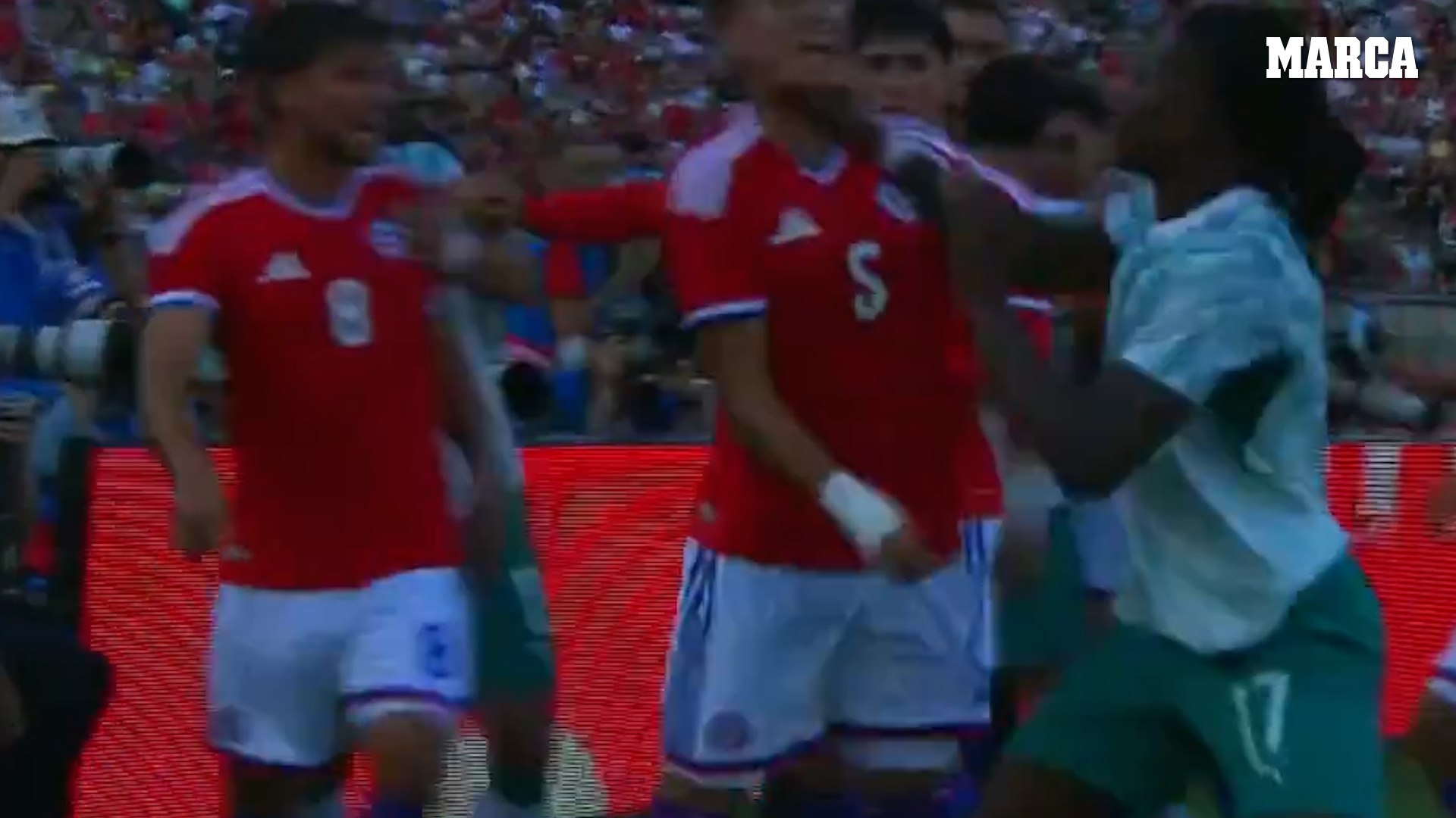 Leao llega calentito al Mundial: así fue la agresión que le costó la roja en un amistoso