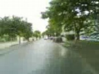 2 mecs qui s'accrochent au bus