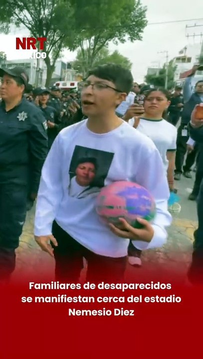 Familiares de desaparecidos se manifiestan cerca del estadio Nemesio Diez