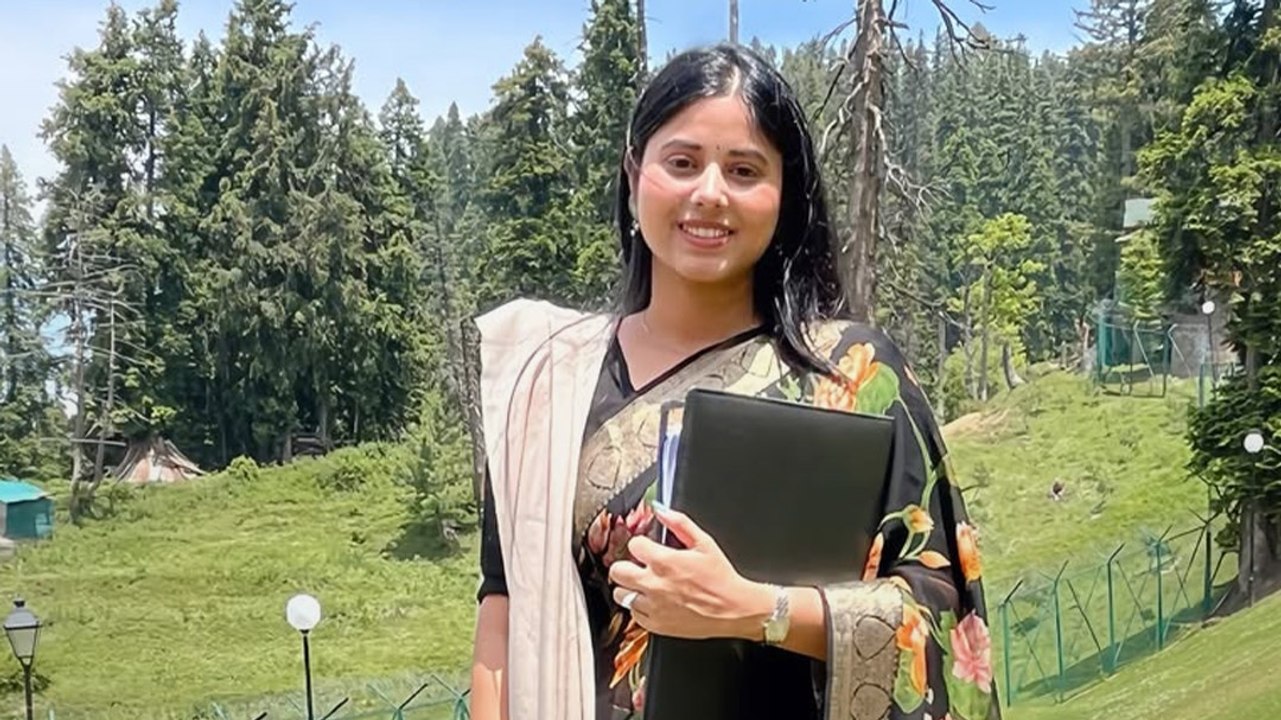 कश्मीर की वादियों में रिंकू सिंह की मंगेतर प्रिया सरोज का दिखा खूबसूरत अंदाज