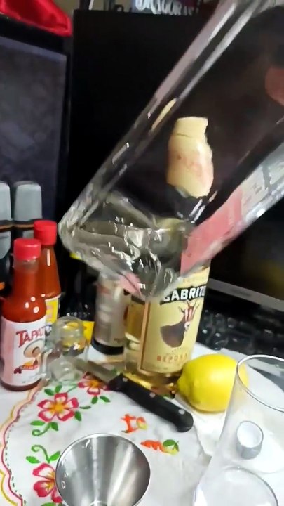 Sirviendo tragos en la oficina entre botanas y bebidas #shorts bien agusto y feliz tertulia epica