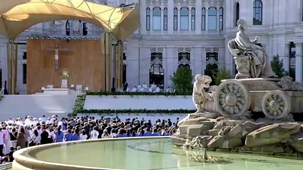 Los Reyes suben al escenario a la espera de recibir la misa del Corpus.