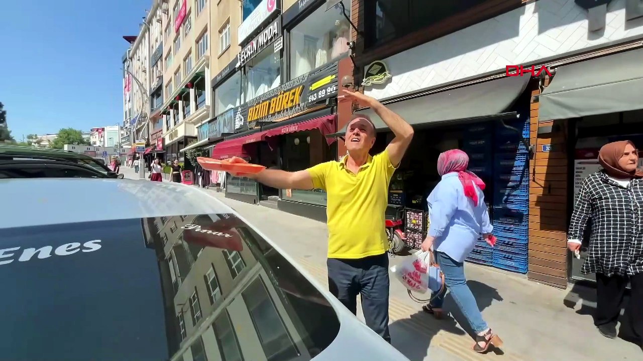 Gebze'de esnafın sıra dışı misafiri: Her gün aynı saatte geliyor