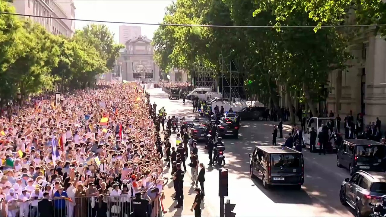 La Familia Real recibe al Papa en Cibeles, donde el alcalde Almeida le entrega la medalla de oro de la ciudad