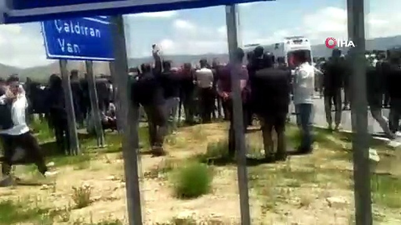 Van'da otomobiller çarpıştı: 4 ölü, 2 yaralı
