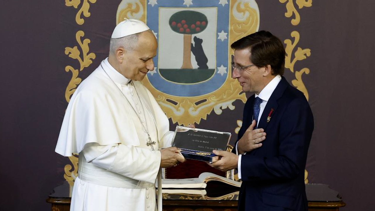 El papa recibe la Llave de Oro de la Villa de Madrid de manos del alcalde