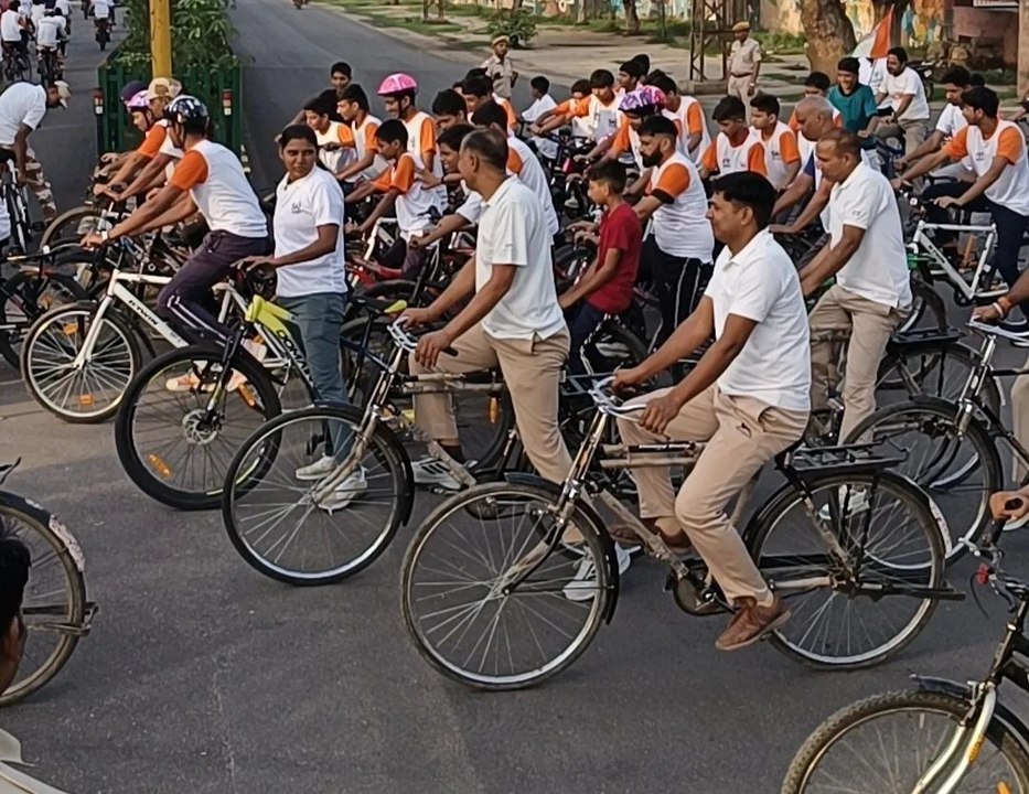 प्रताप ऑडिटोरियम से सुबह निकाली साइकिल रैली