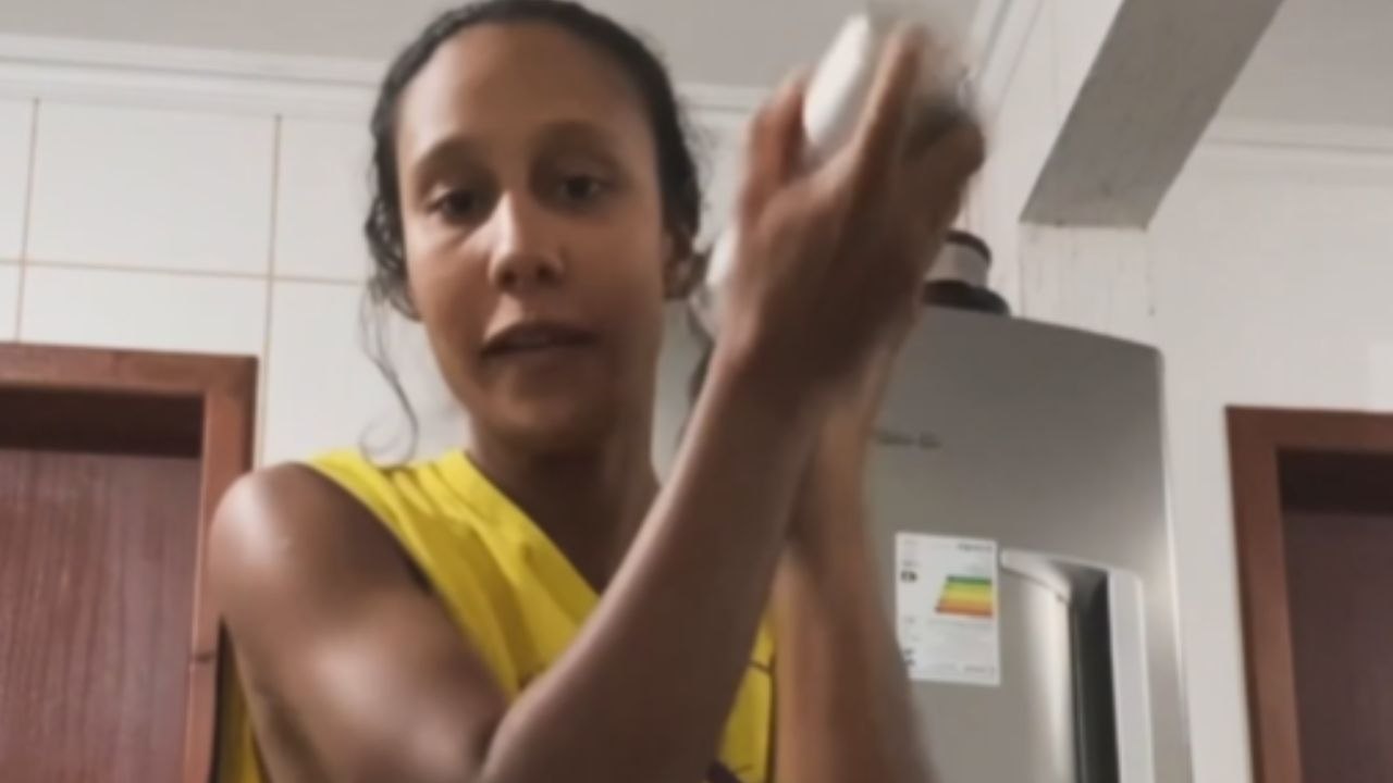 Girl Makes A Drink And Gets Splashed After Lid Comes Loose