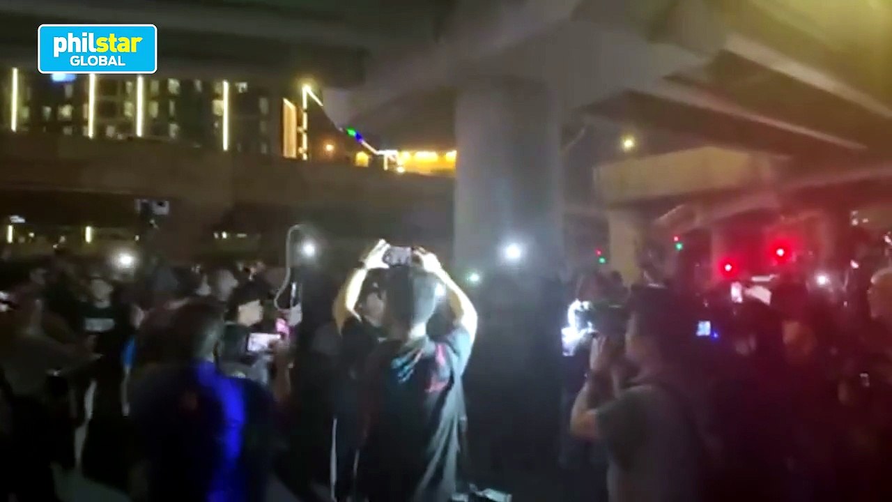 Mga tagasuporta ni dating Pang. Rodrigo Duterte, na nasa Villamor Airbase [Full Movie]