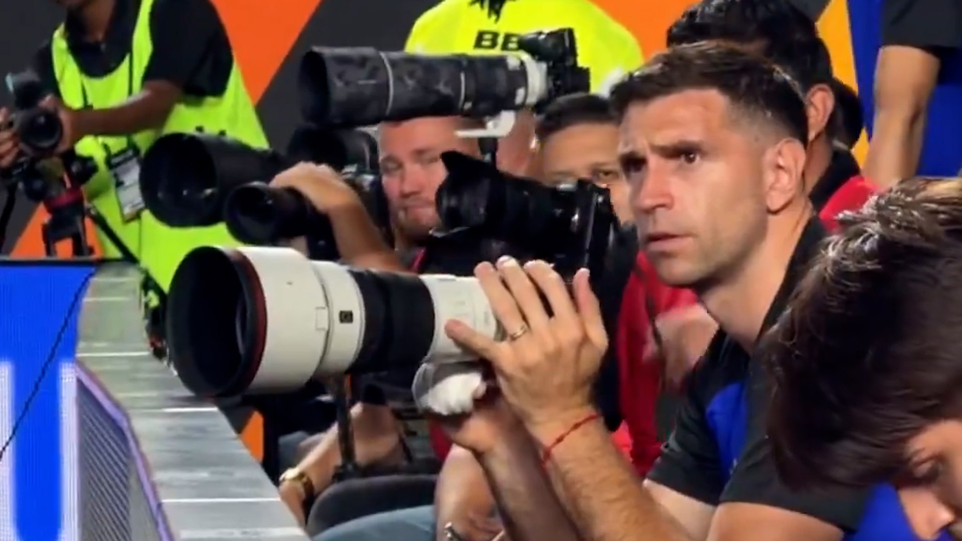 De la portería a la fotografía: así vivió el Dibu Martínez su partido amistoso contra Honduras