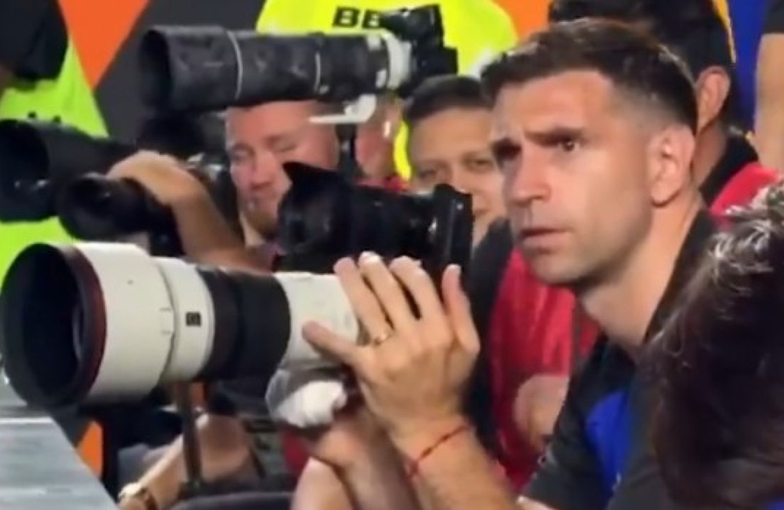 Dibu Martinez, ma che combini? Si mimetizza tra i fotografi e...