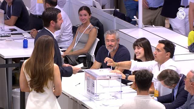 Real Madrid - Riquelme applaudi lors de son vote, une salle plus silencieuse pour Pérez
