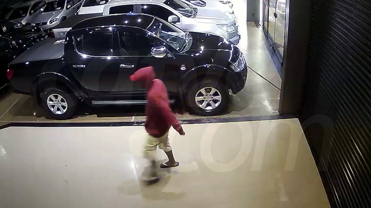 Vídeo mostra homem dentro de garagem para furtar objetos neste domingo (07)