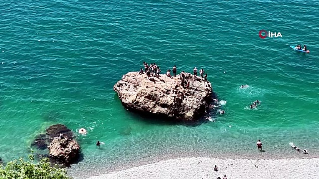 Antalya\'da İki Farklı Dünya! Bir Yanda 35 Derece Sıcaklık, Diğer Yanda 10 Metre Kar...