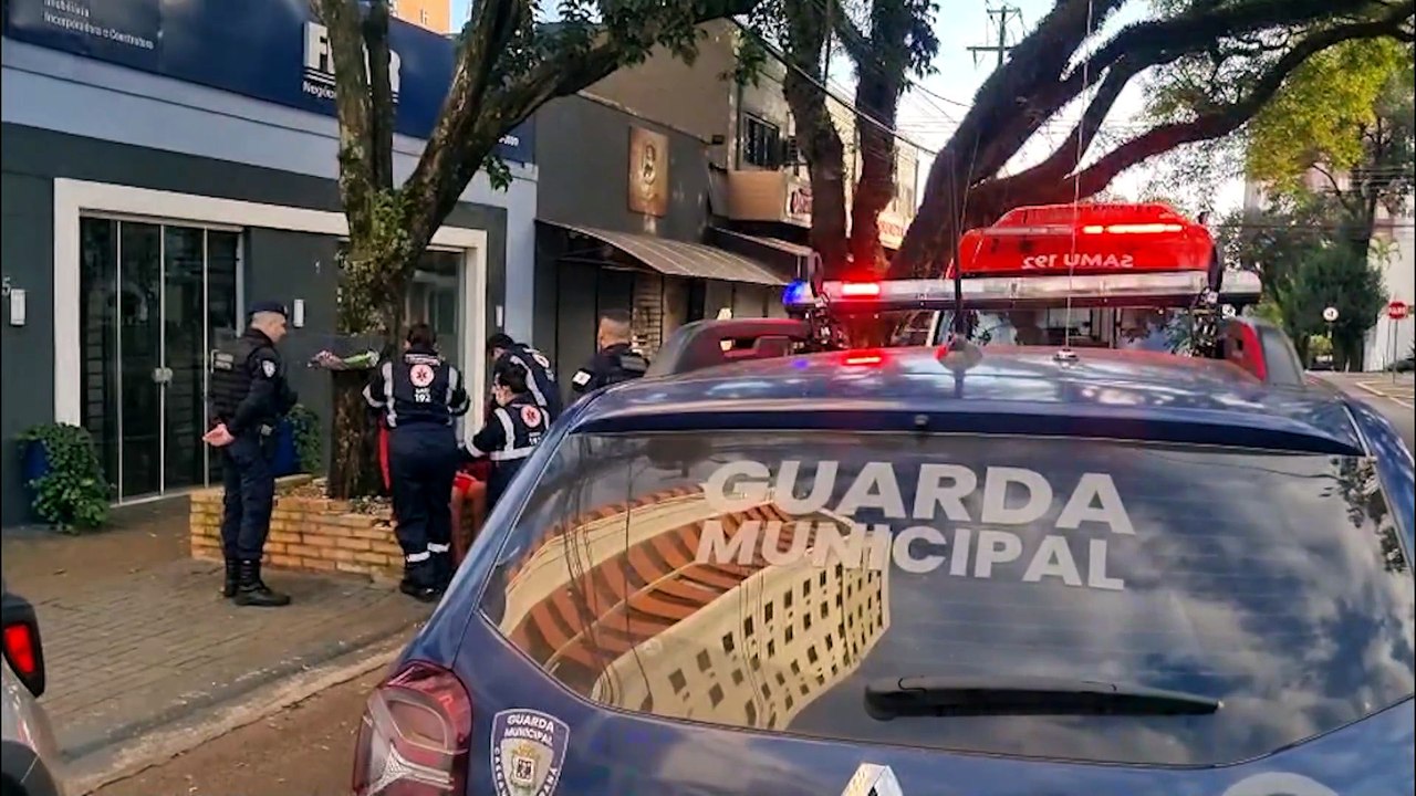 Homem em surto corre atrás de jovem com pau na mão e mobiliza GM e Samu