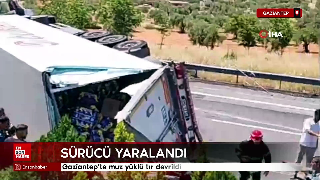 Gaziantep’te muz yüklü tır devrildi: Sürücü yaralandı