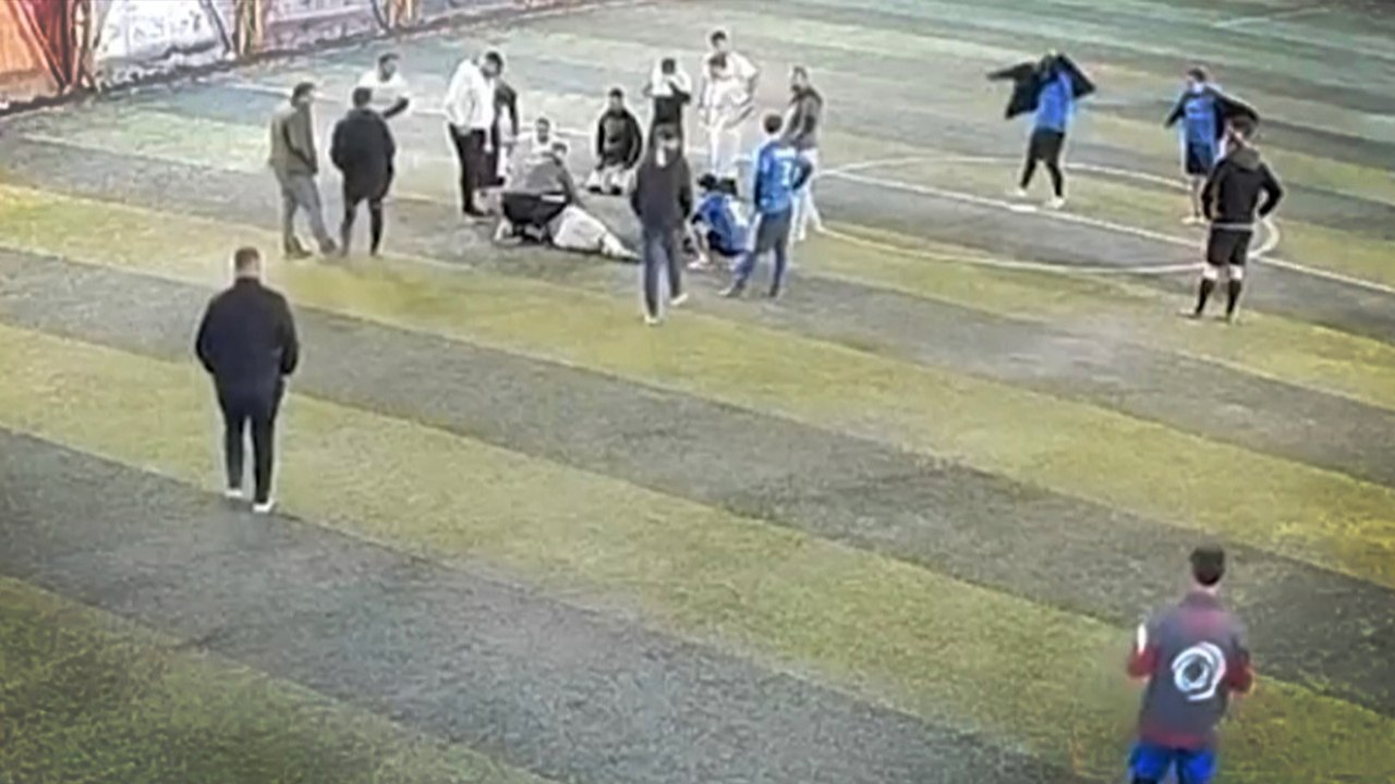 Halı sahada dili boğazına kaçan oyuncuya müdahale kamerada