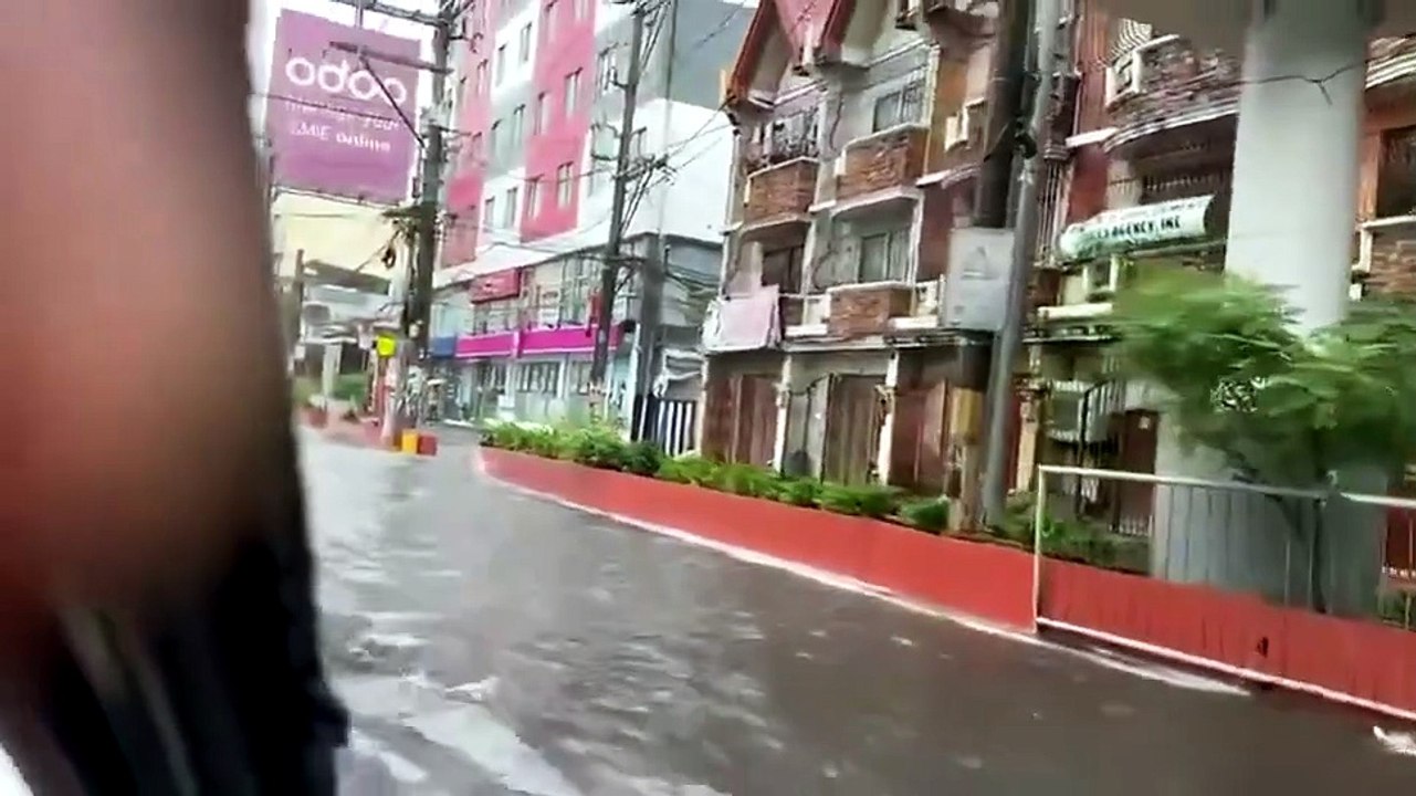 Hindi na madaanan ng ilang motorsiklo ang bahaging ito ng España Boulevard, Maynila dahil sa gutter-deep na baha [Full Movie]