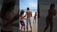 Nunca le soltó la mano, ¡ni un segundo!