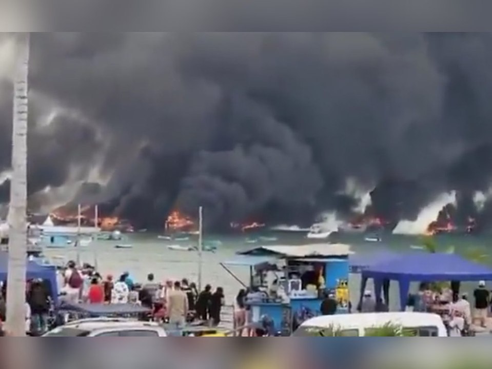 Großbrand im Hafen von Manta zerstört Dutzende Fischerboote