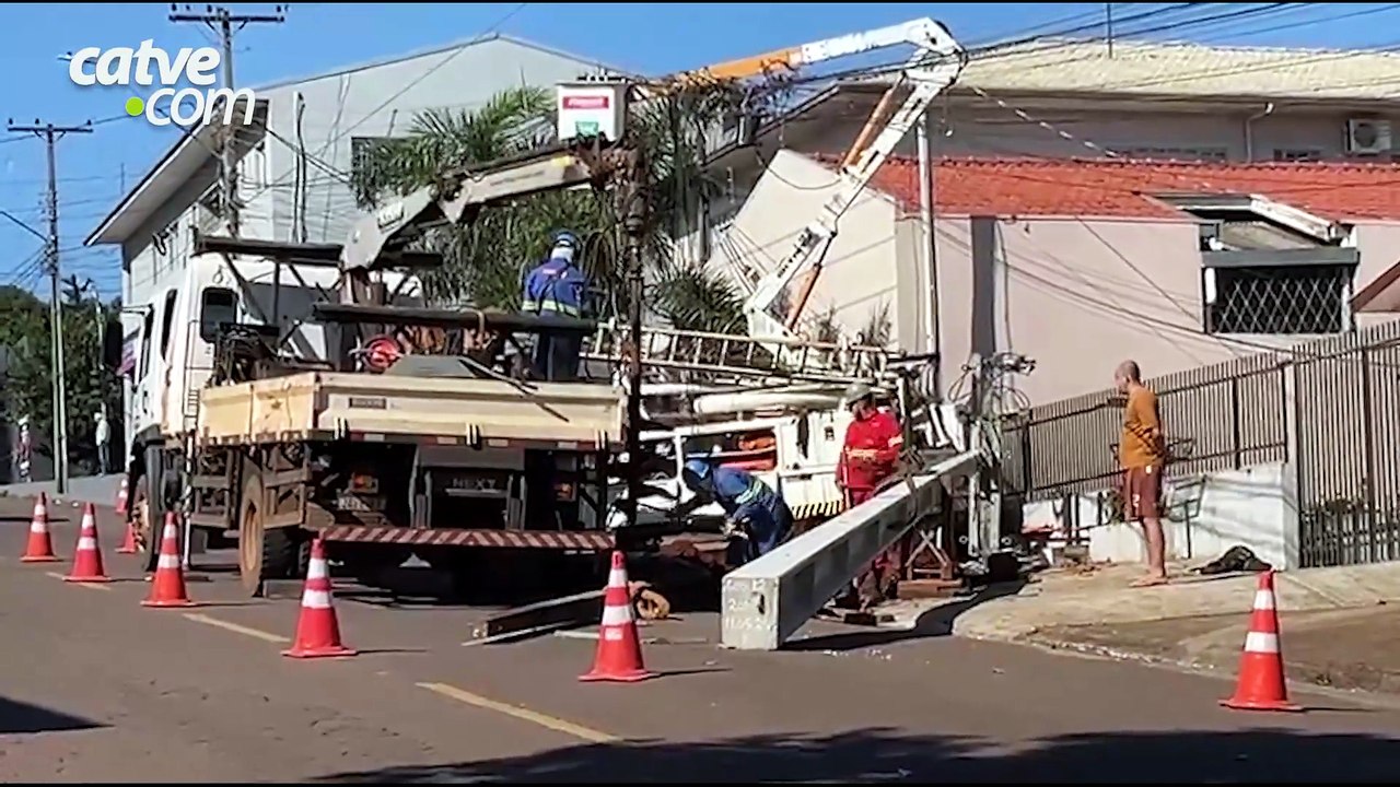 Poste quebrado após batida deixa quase mil imóveis sem energia em Cascavel